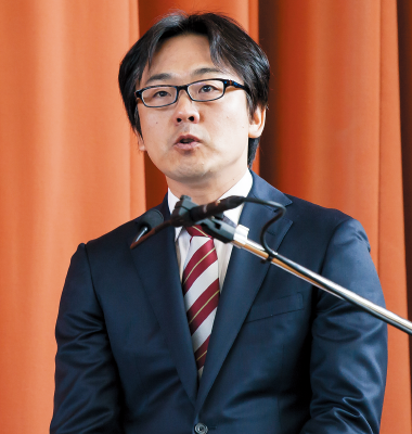 2018年4月の福岡大学入学式で司会を務める西川さん