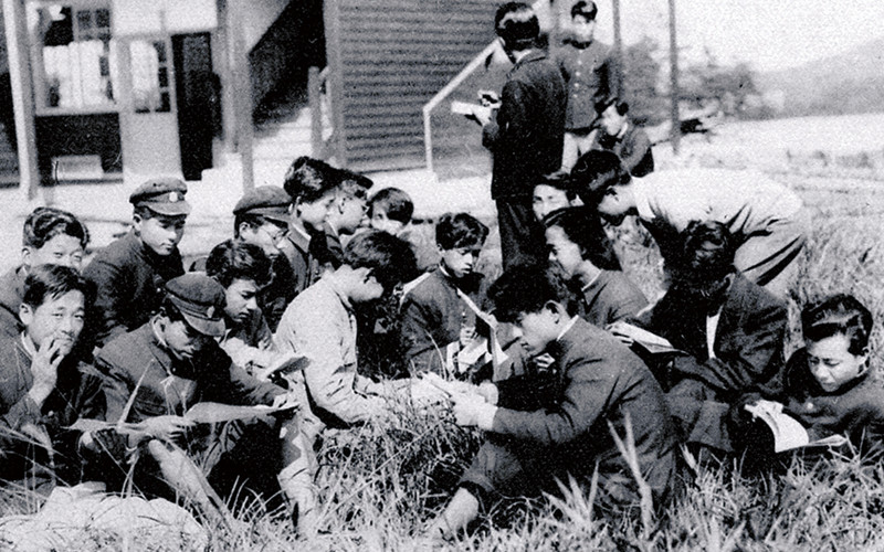 校庭に集う生徒たち（1950年頃）