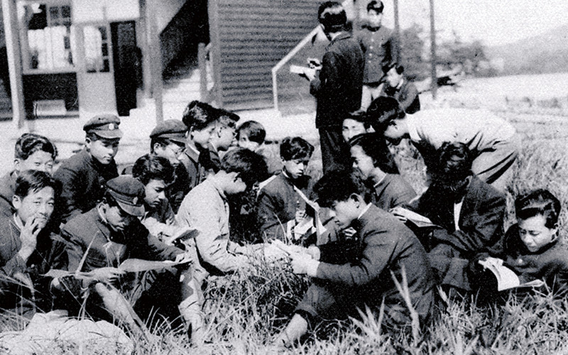 校庭に集う生徒たち(1950年頃)