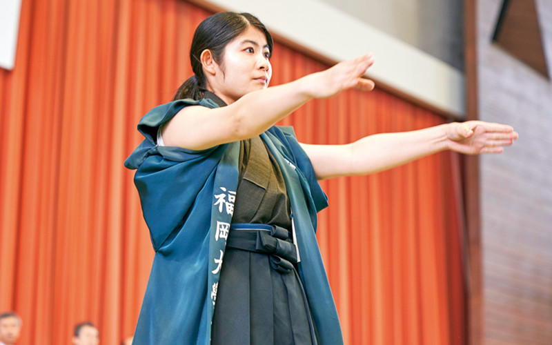 卒業式でエールを送る(八納さん)