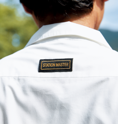 制服の背中には「STATION MASTER」の文字