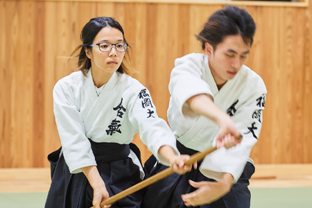 杖を使った武器術の稽古も行う