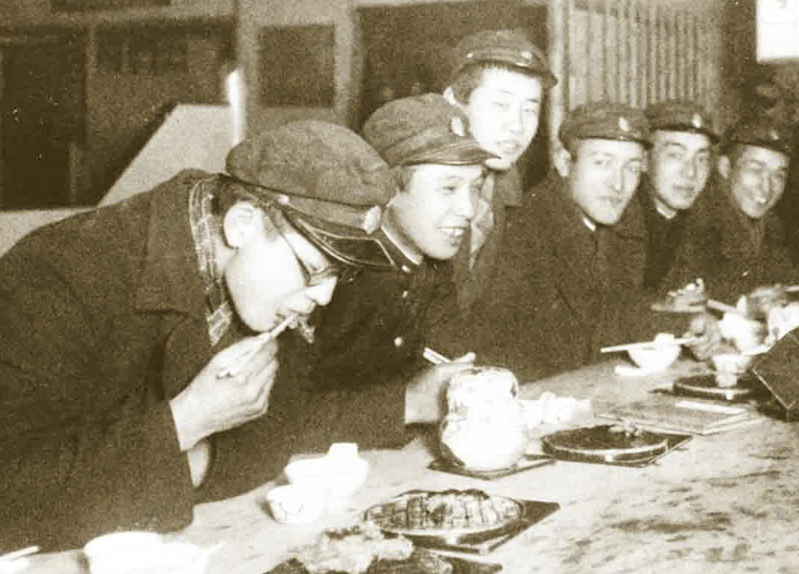 食事風景（1941年頃）