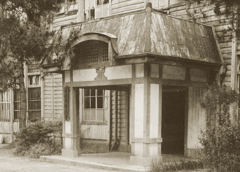 福岡商科大学本館玄関（1954年頃）