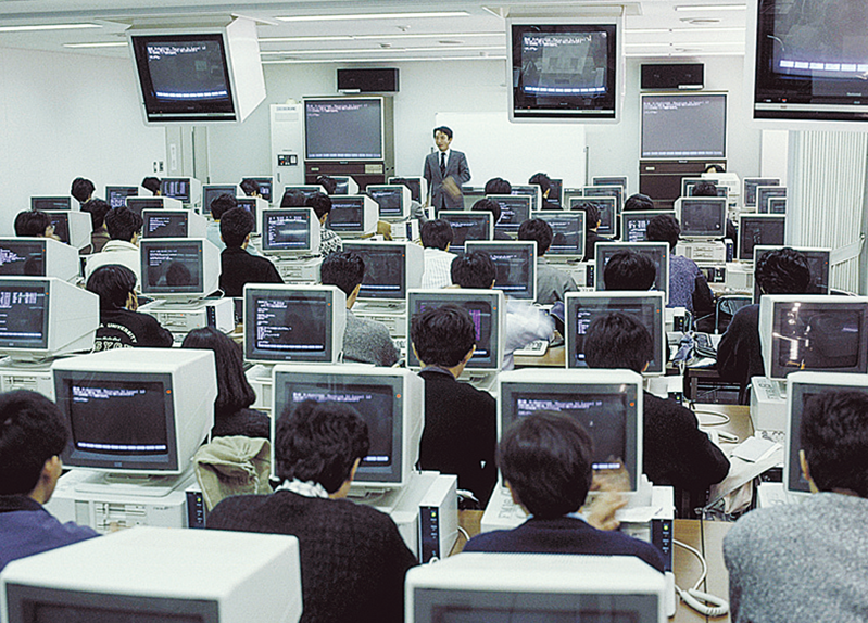 文系センター棟電子計算機センター（1986年）