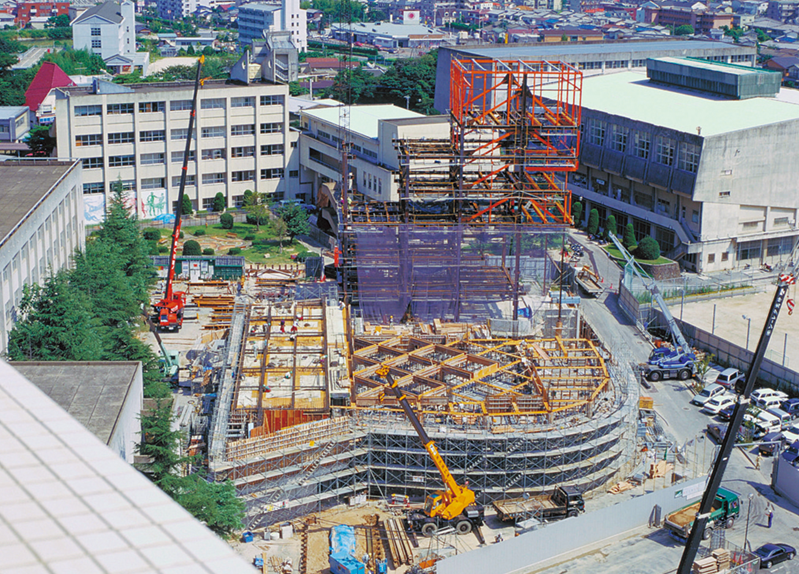 建設中の60周年記念館（1995年）