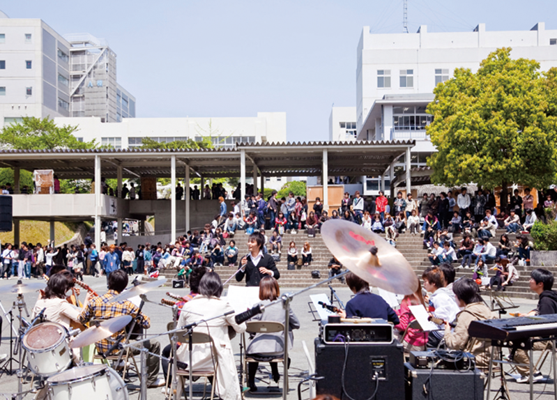 8・10号館前広場（2009年）