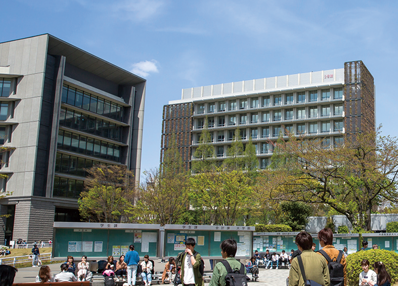 中央図書館と2号館（2018年）