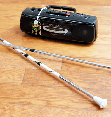 練習用のバトンと、練習時の音楽演奏用に携帯しているラジカセ
