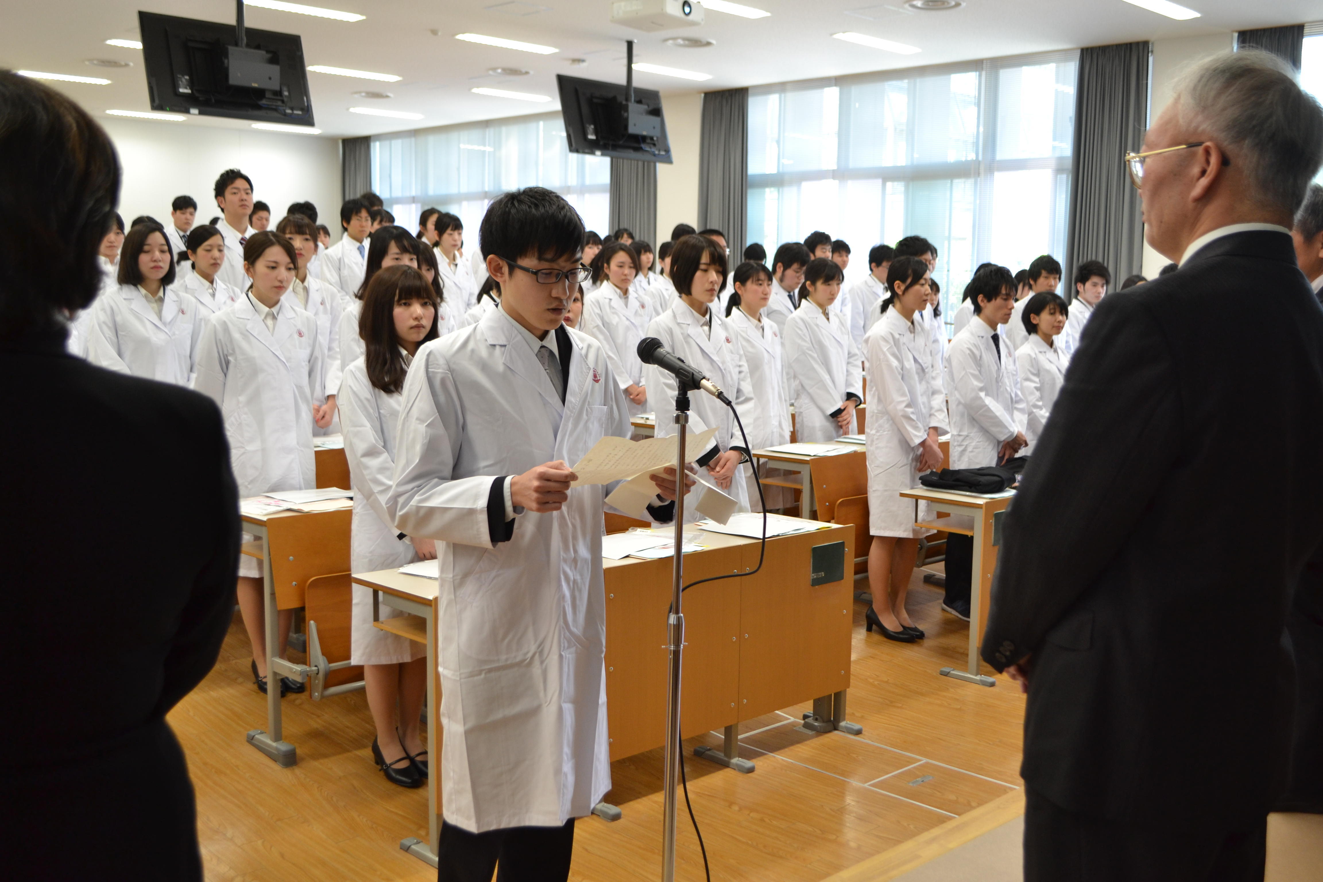 薬学部で 白衣授与式 を行いました 教育ニュース 教育 福岡大学