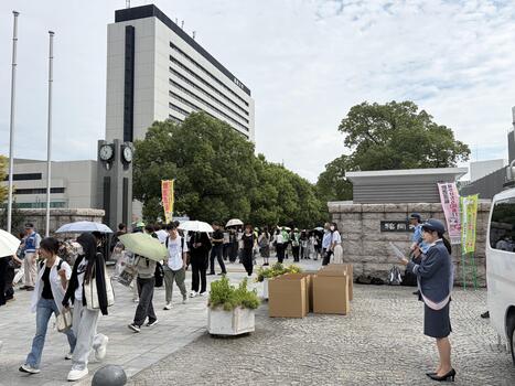 正門前・文系センター愛智さん.JPG