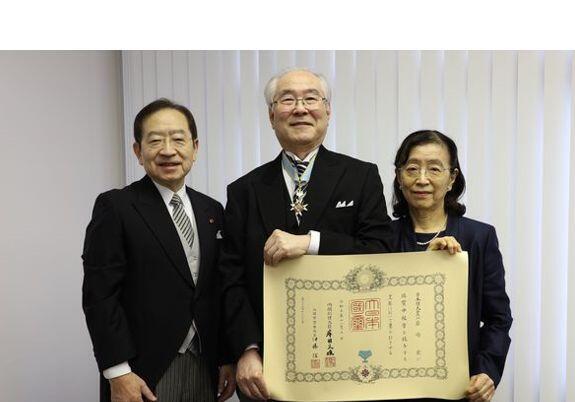秋の叙勲で瑞宝中綬章を受章された岩崎宏名誉教授が朔学長を表敬 秋の叙勲で瑞宝中綬章を受章された岩崎宏名誉教授が朔学長を表敬