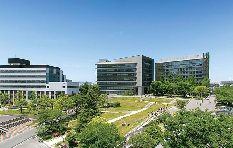 新薬学部棟(平成20年完成)